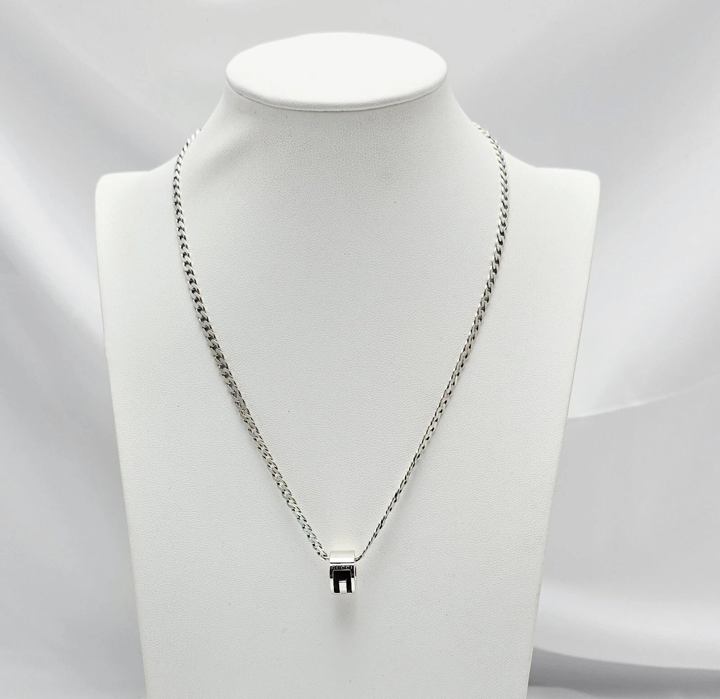 Gucci G Cut Out Round Circle Sterling Silver Charm Pendant Curb Chain Necklace