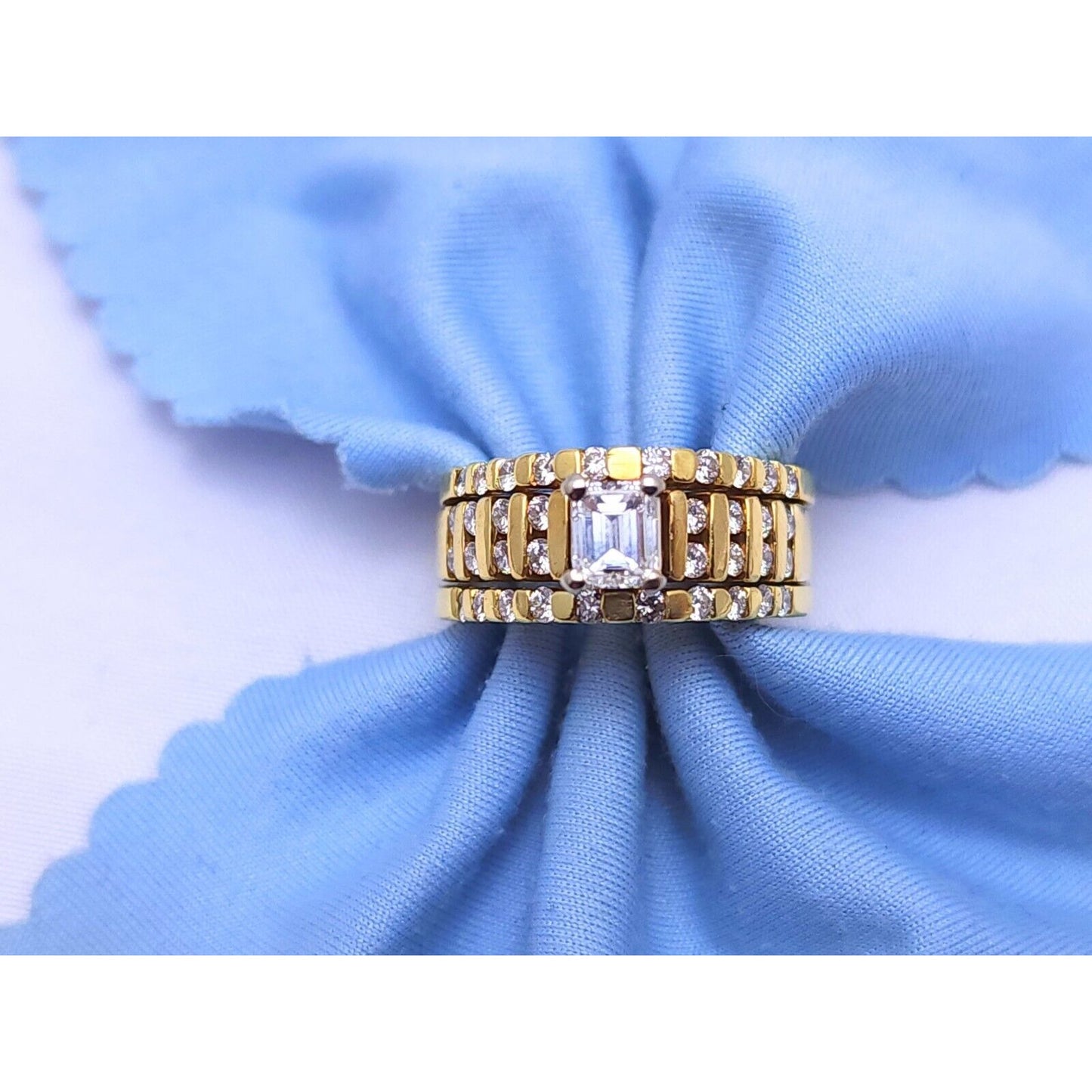 18K Yellow Gold Emerald & Round Cut Diamond Ring