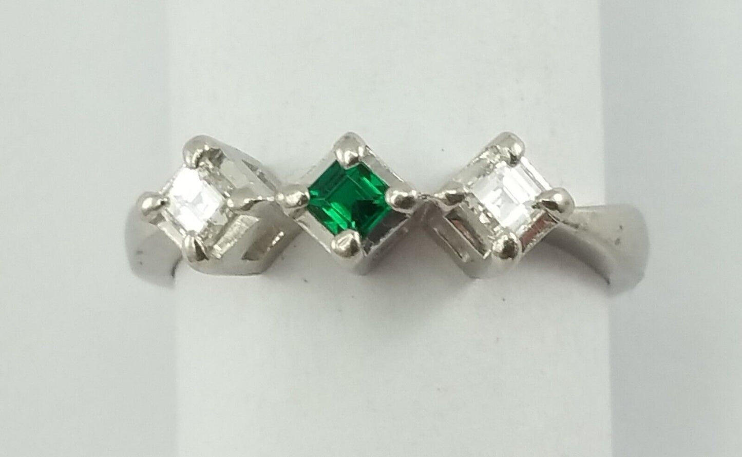 Exquisite Solid Platinum 900PL Desinger Ladies Ring With Emerald & Diamonds