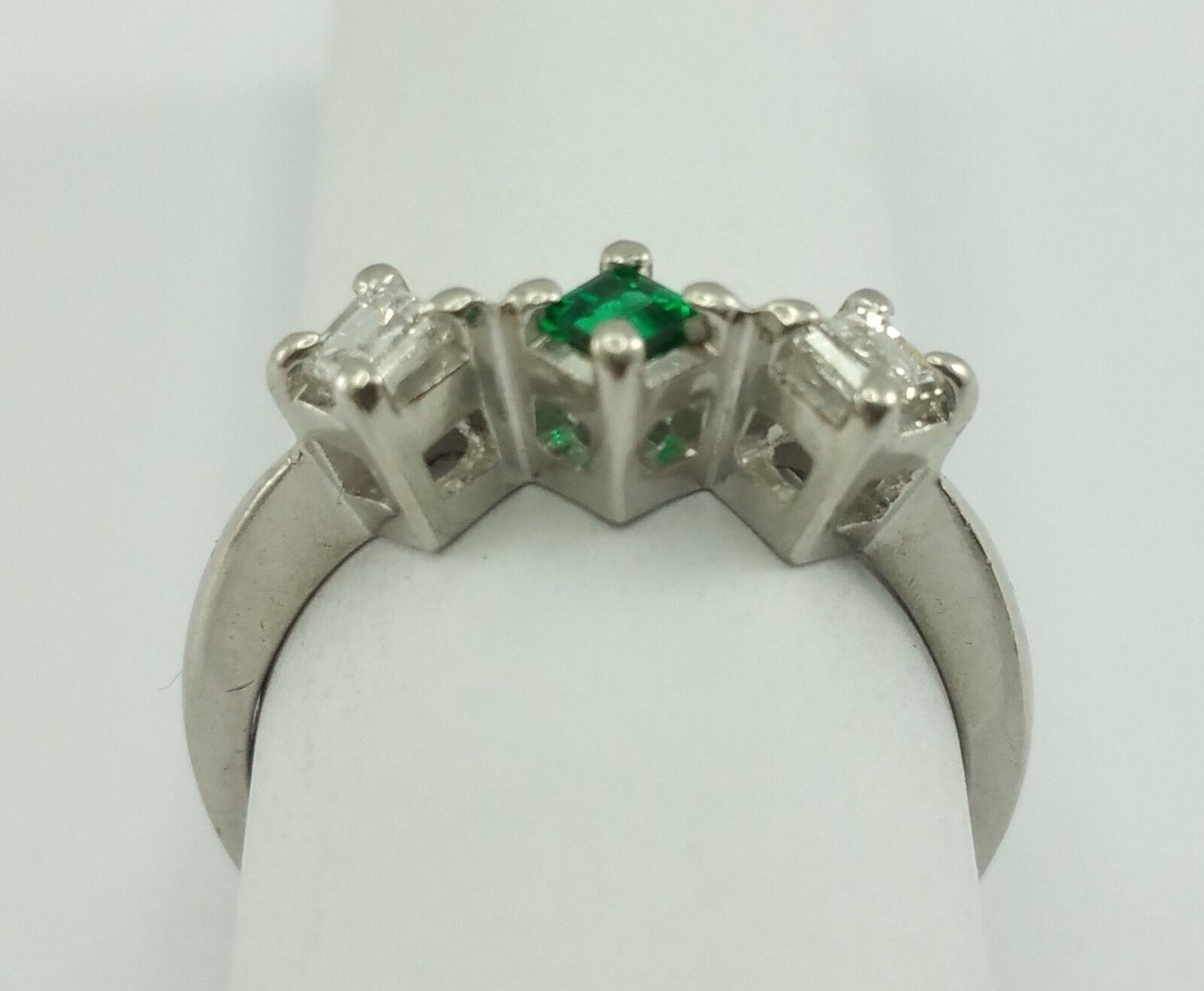 Exquisite Solid Platinum 900PL Desinger Ladies Ring With Emerald & Diamonds