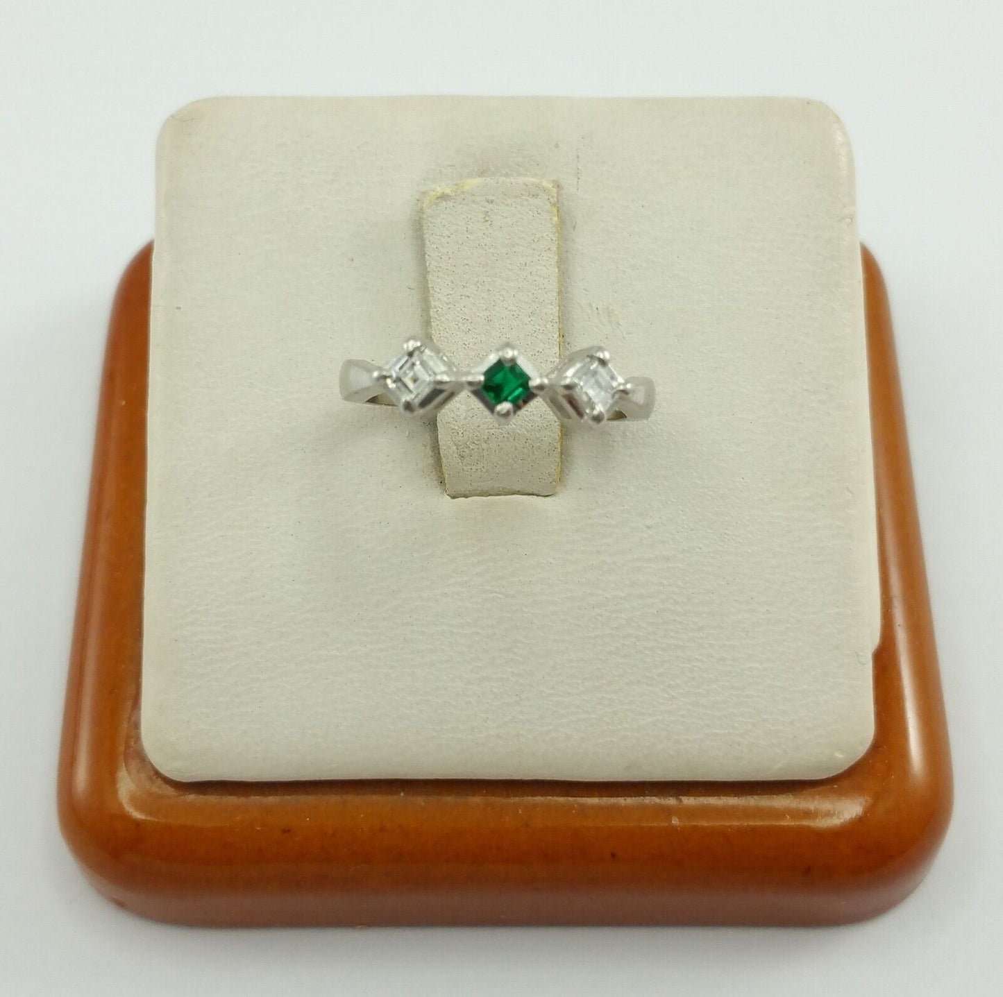 Exquisite Solid Platinum 900PL Desinger Ladies Ring With Emerald & Diamonds