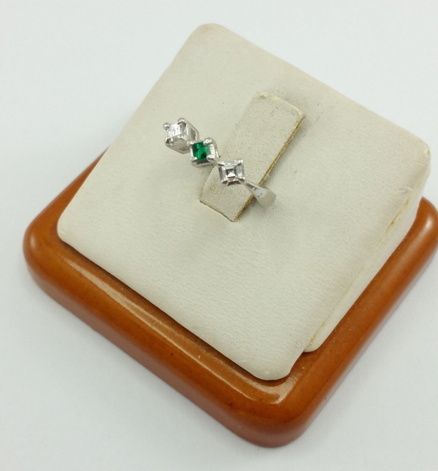 Exquisite Solid Platinum 900PL Desinger Ladies Ring With Emerald & Diamonds