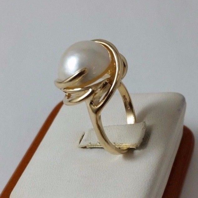 14K  Solid Yellow Gold Ladies Ring With White Mabe Pearl