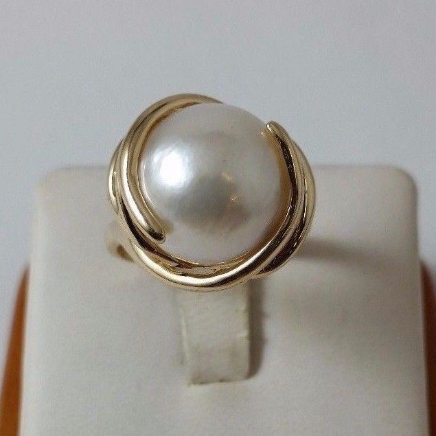 14K  Solid Yellow Gold Ladies Ring With White Mabe Pearl