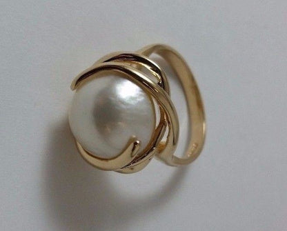 14K  Solid Yellow Gold Ladies Ring With White Mabe Pearl