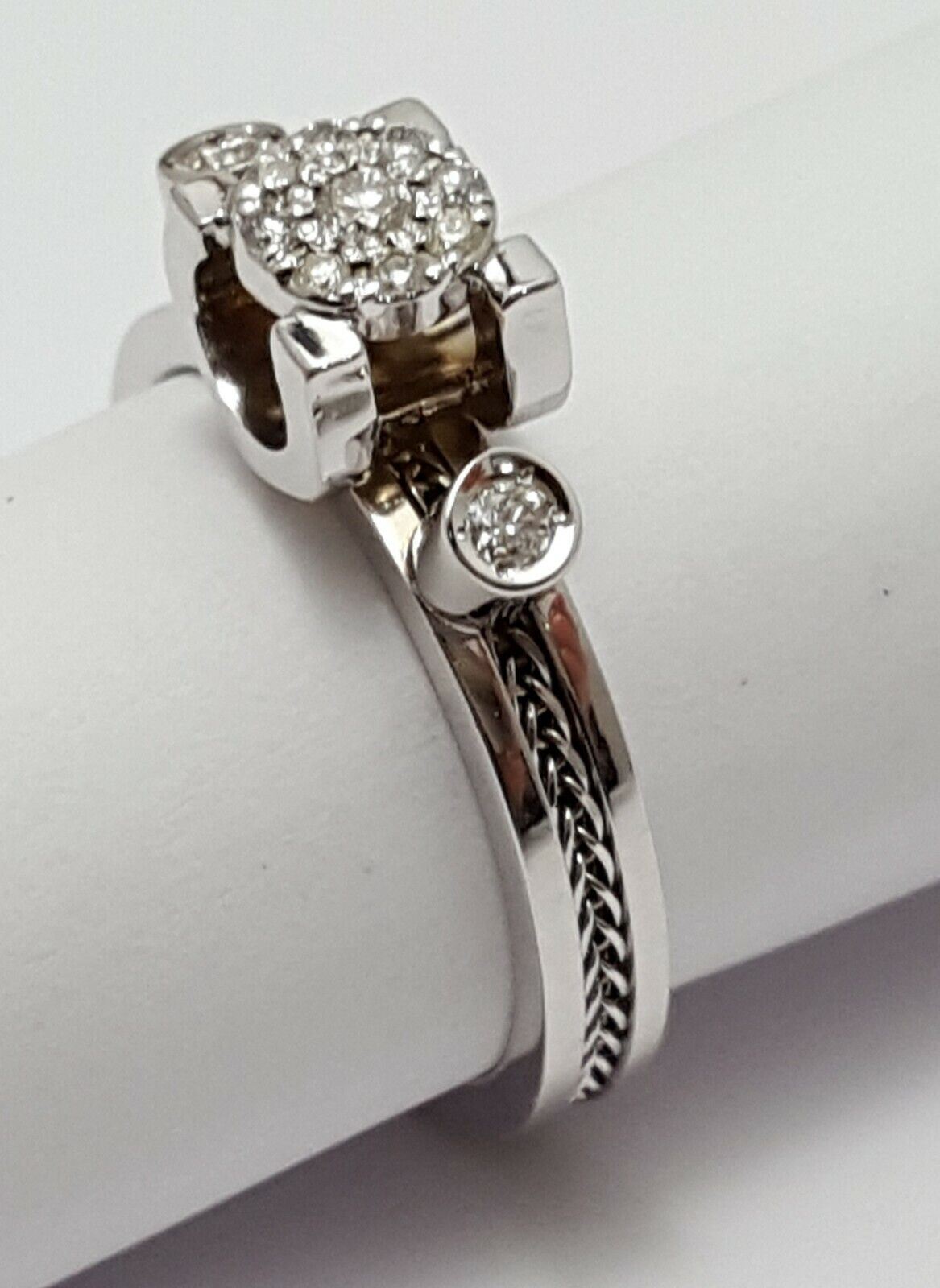 Exquisite 585 14K Solid White Gold Designer Ladies Ring with Diamonds